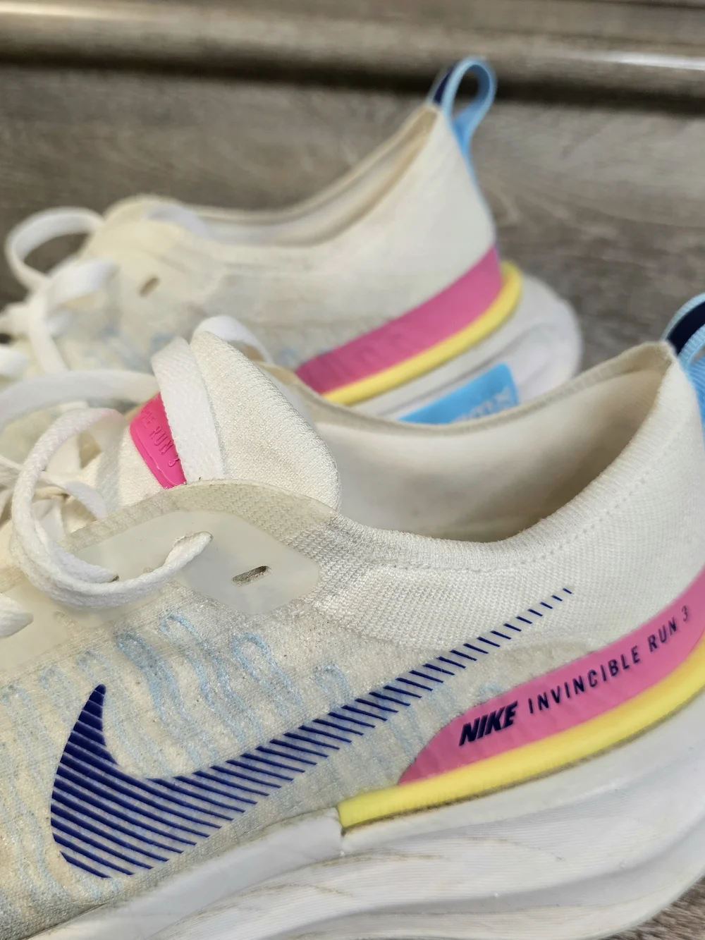 Nike ZoomX Men’s Running Shoes Invincible 10.5 White Pink Blue Athletic Shoes